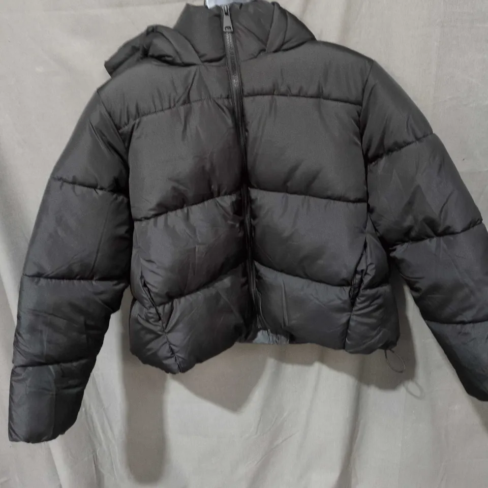 BOX OF APPROXIMATELY 20 ASSORTED CLOTHING ITEMS TO INCLUDE: BLACK PUFFER COAT AND BLUE PARKA