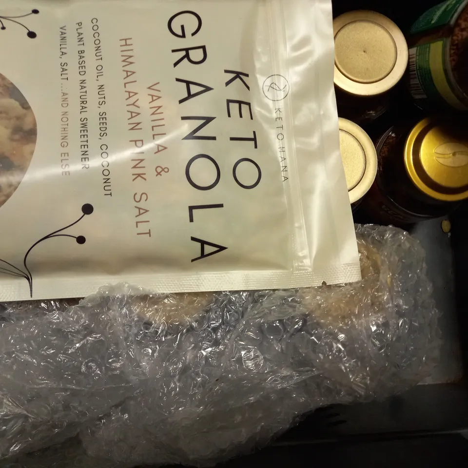 TOTE OF APPROX 9 ASSORTED FOOD ITEMS TO INCLUDE - YORKSHIRE TEA DECAF , KETO GRANOLA , BEANIES VERY VANILLA ETC