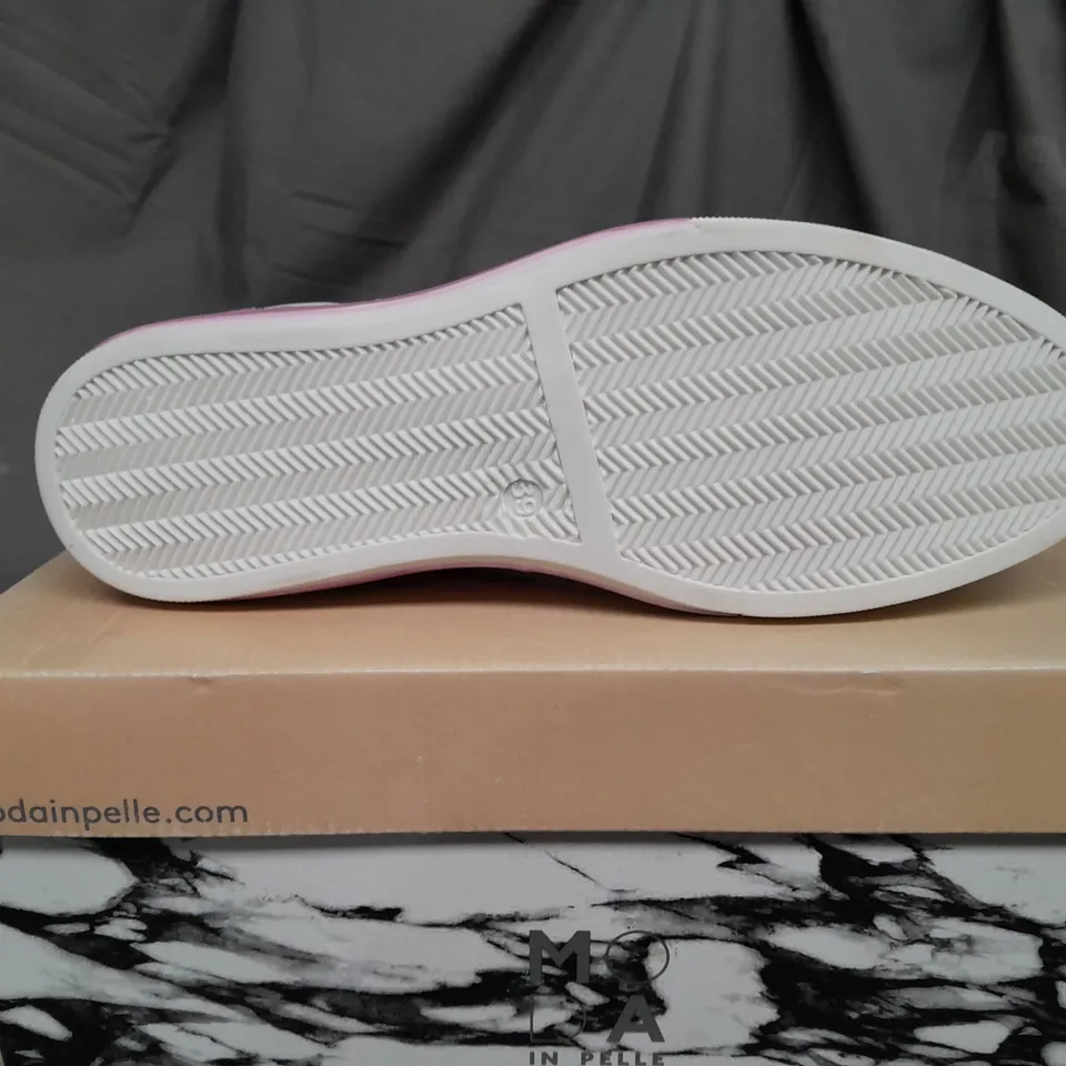 BOXED PAIR OF MODA IN PELLE ASTRIPE PINK LEATHER TRAINERS - SIZE 6