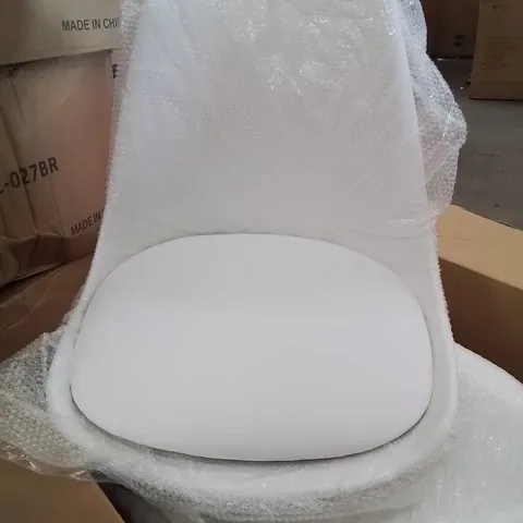 BOXED SET OF 4 PLASTIC HARD BACK CHAIRS WITH UPHOLSTERED SEAT //WHITE