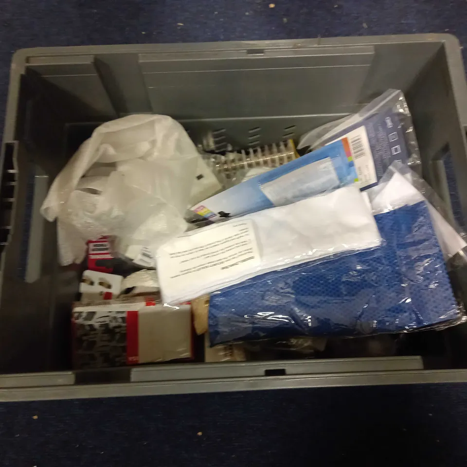 LOT OF ASSORTED HOUSEHOLD GOODS TO INCLUDE CISA PADLOCK, PAUL SMITH WALLET, AND DERWENT GRAPHITINT PAINT PAIN SET ETC.