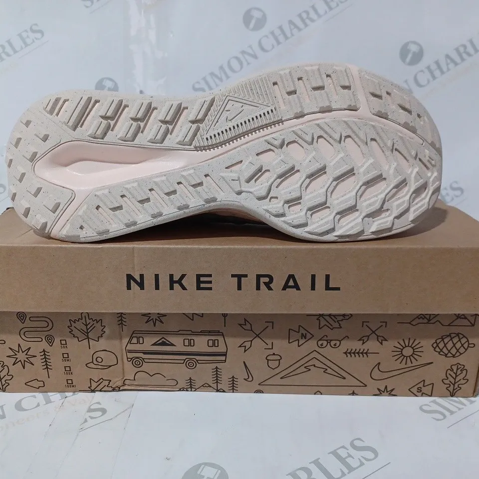 BOXED PAIR OF NIKE JUNIPER TRAIL 2 SHOES IN TEAL UK SIZE 5