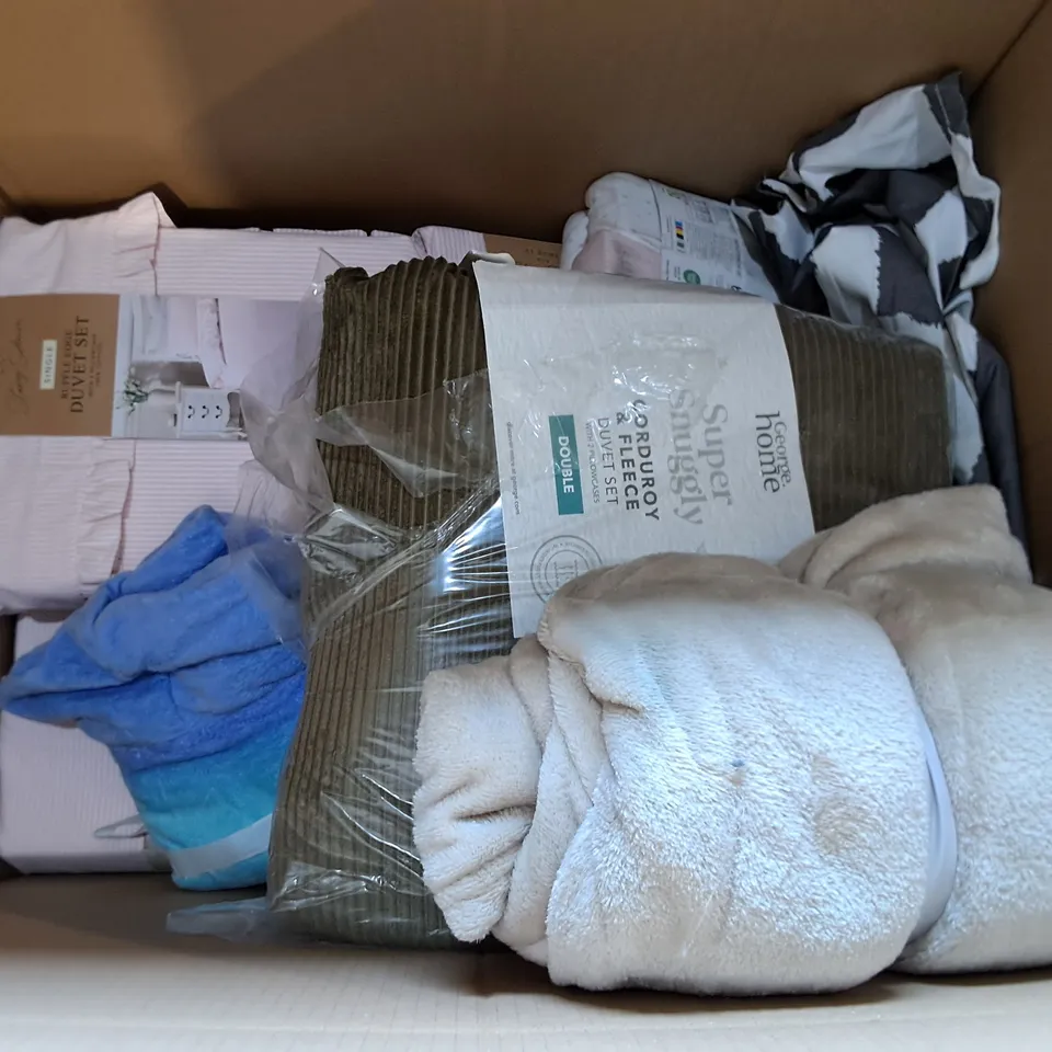 LOT OF APPROXIMATELY 15 ASSORTED BEDDING AND SOFT FURNISHING  ITEMS TO INCLUDE KING DUVET SET, SQUISHMELLOW THROW AND FITTED SHEET