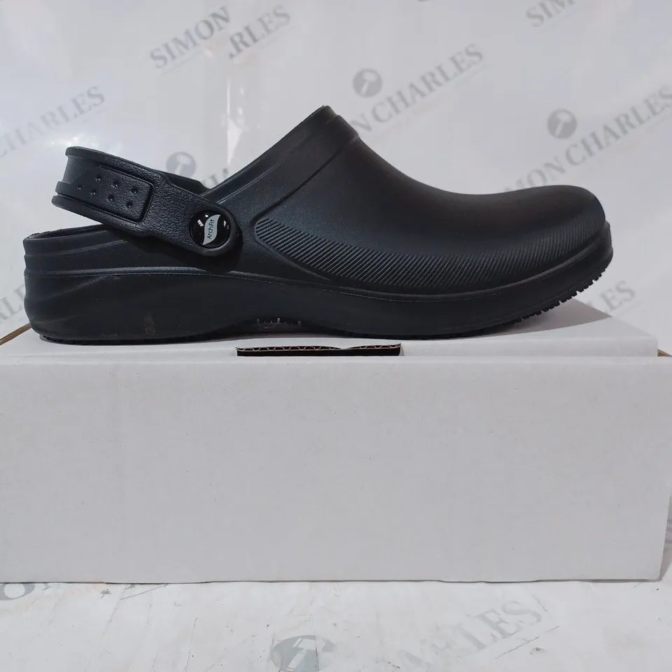 BOXED PAIR OF SKECHERS ARCHFIT CLOGS IN BLACK SIZE 7