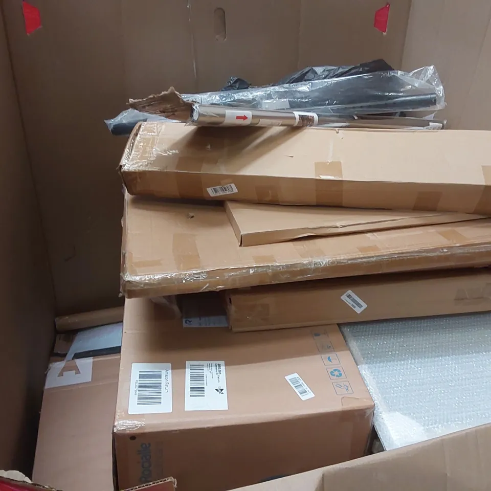 PALLET OF ASSORTED ITEMS INCLUDING: FOLDING MATTRESS, ARTIFICIAL PALM TREE, AQUARIUM LIGHT, PICTURE FRAME ECT