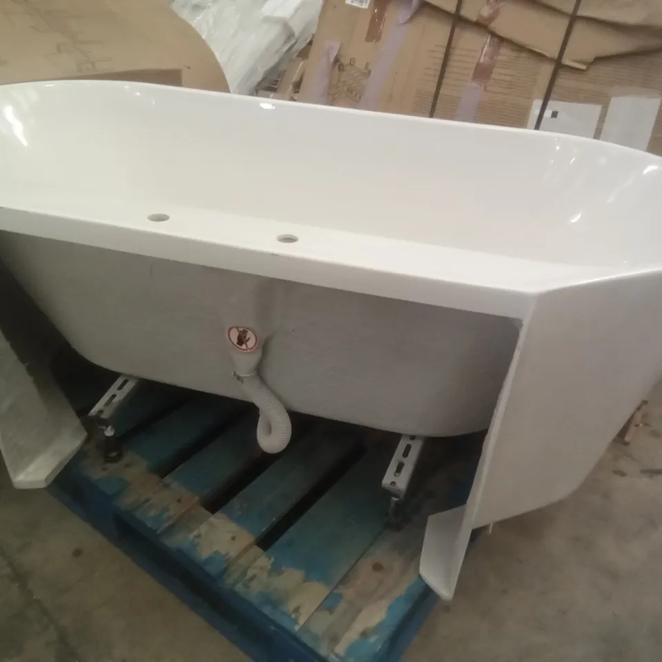 PALLET CONTAINING 1 BATHTUB