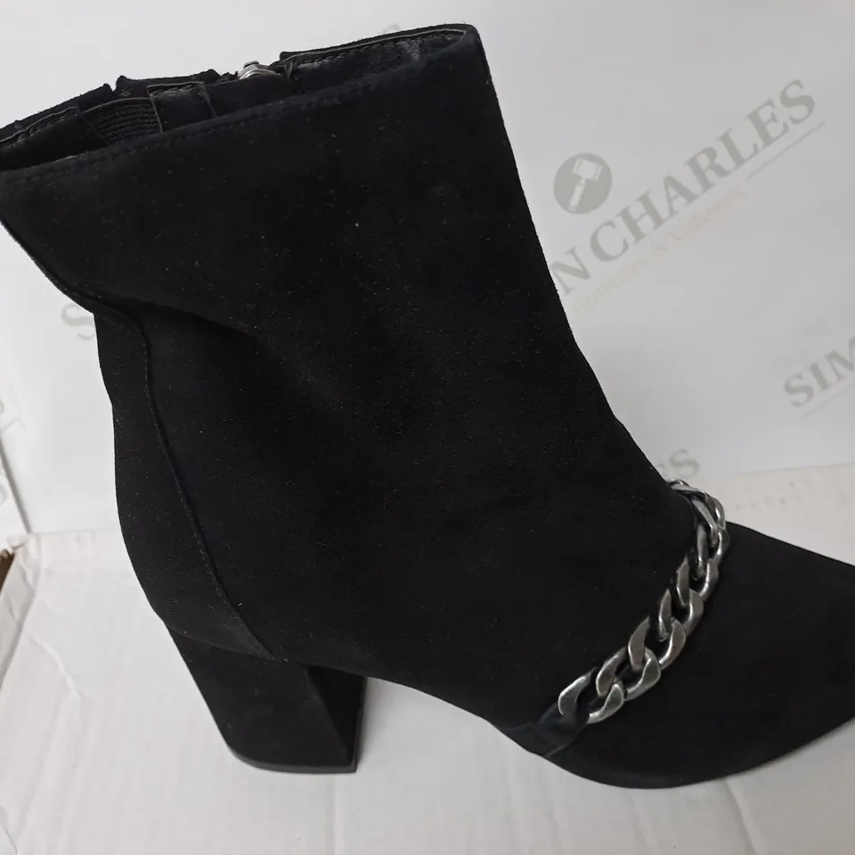 BOXED BLACK HEELED WITH SILVER CHAIN SIZE 8