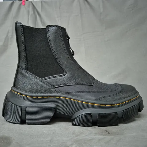 BOXED PAIR OF DR MARTENS 2976 DMXL ANKLE BOOTS IN BLACK UK SIZE 8