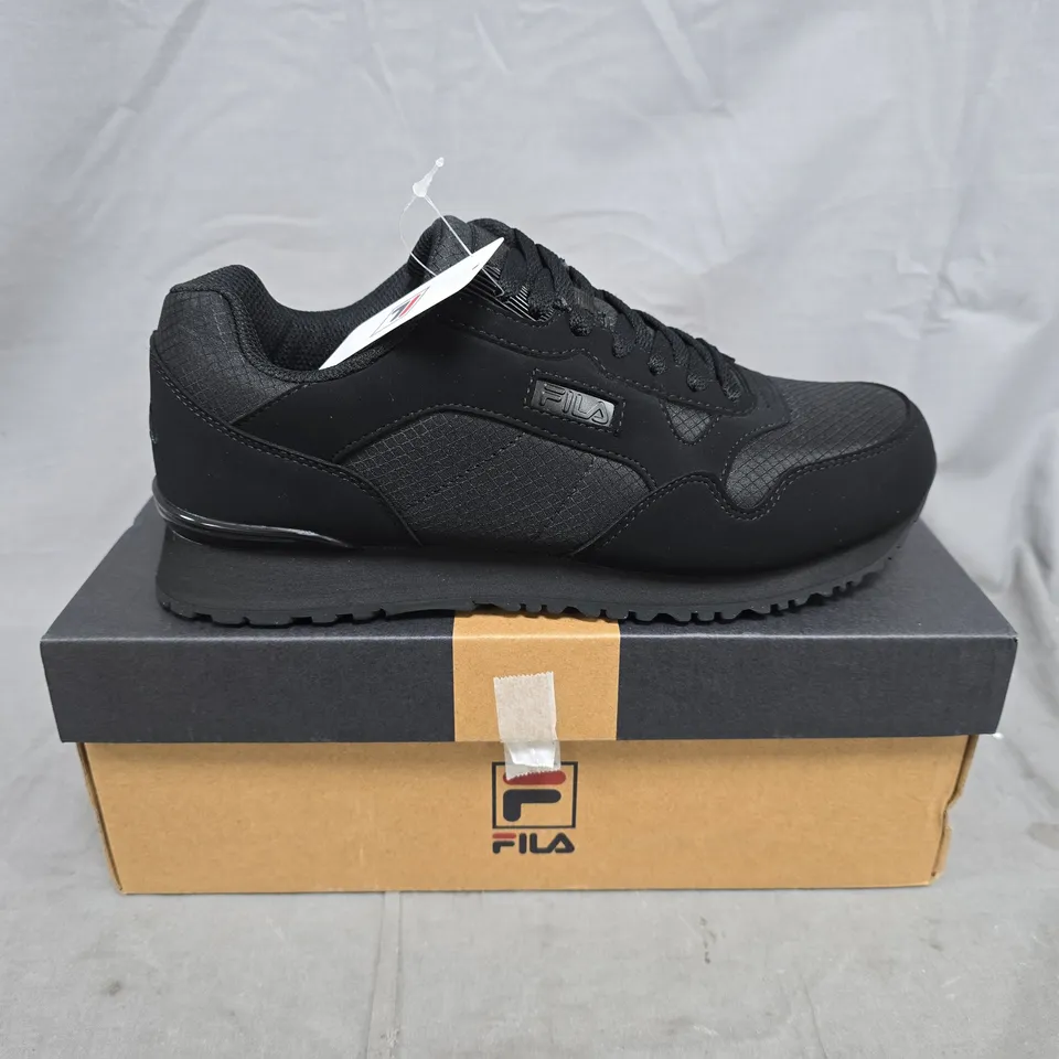 BOXED PAIR OF FILA BLACK MESH RUNNER TRAINERS – UK SIZE 7