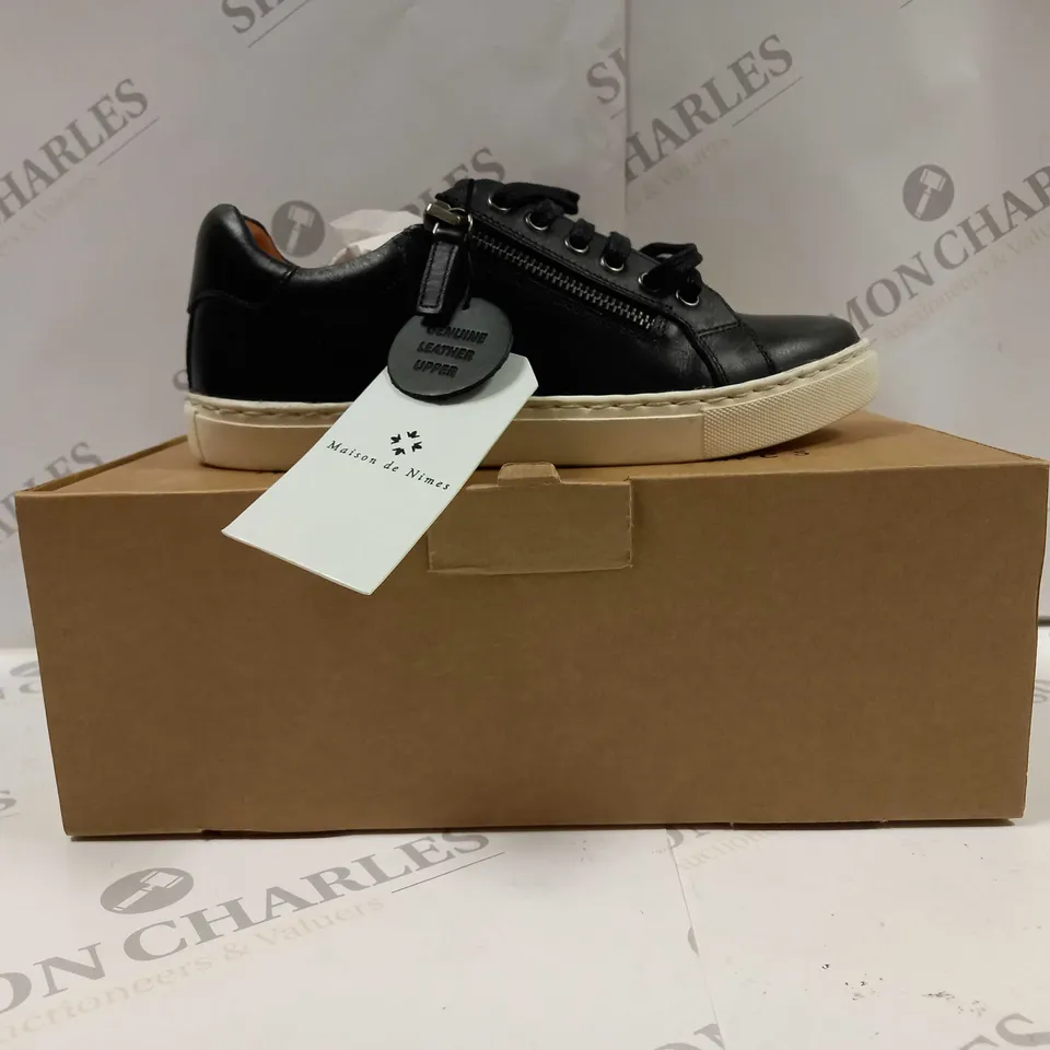 BOXED PAIR OF MAISON DE NIMES LEATHER ZIP SIDE TRAINERS IN BLACK - SIZE 4