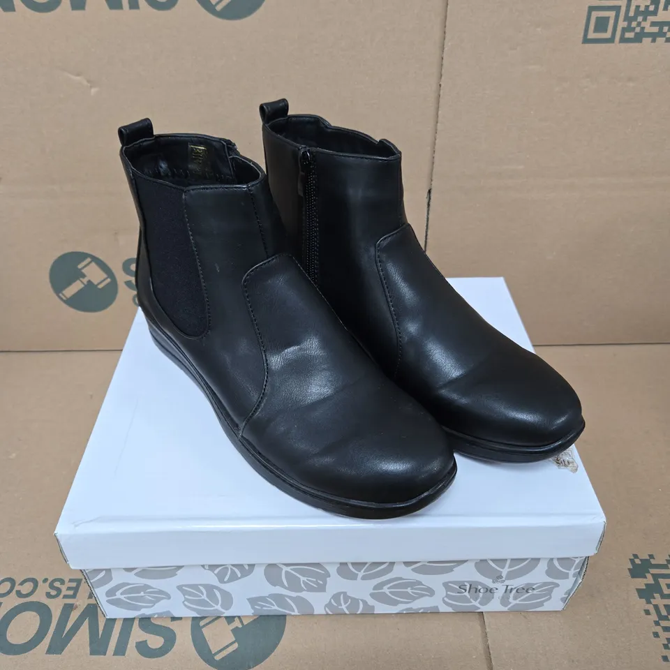 SHOE TREE COMFORT BRAMBLE BLACK PU BOOTS, UK 7
