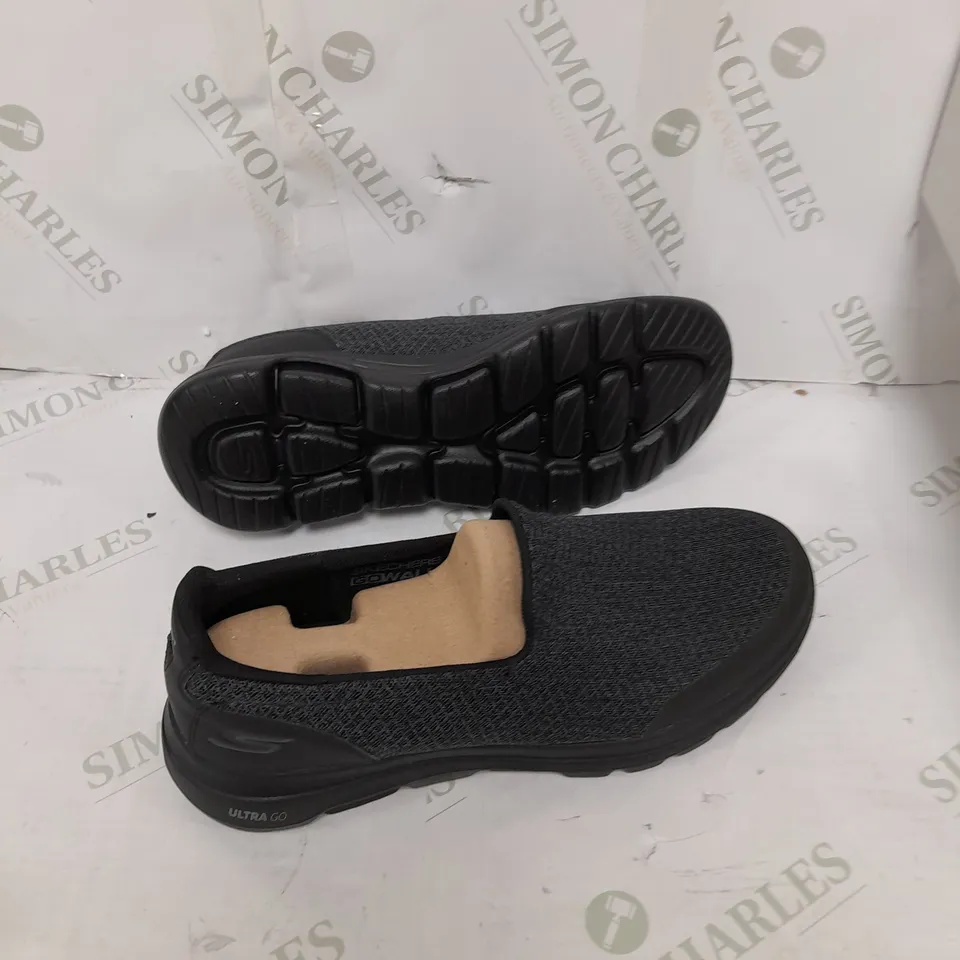 PAIR OF BOXED SKECHERS MEN'S TRAINERS, UK SIZE 8