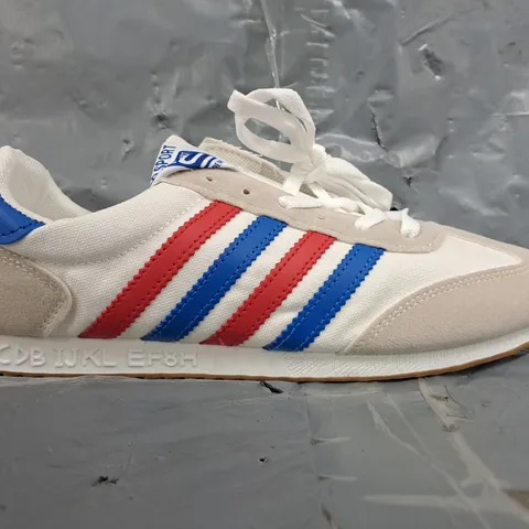 BOXED PAIR OF UNBRANDED SHOES IN WHITE/RED/BLUE SIZE EU 42