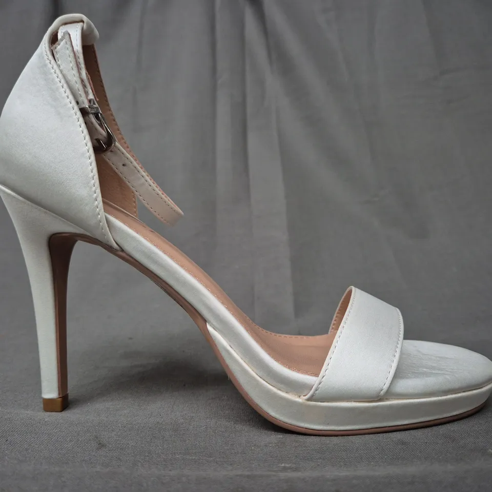 BOXED PAIR OF COAST OPEN TOE HEELED SANDALS IN IVORY SIZE 5