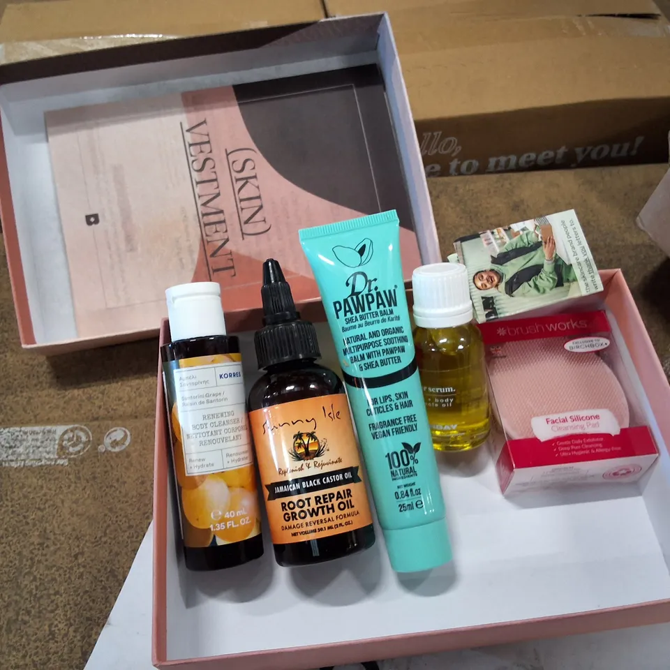 PALLET CONTAINING LARGE QUANTITY OF BIRCHBOX MONTHLY MAKEUP BOXES  