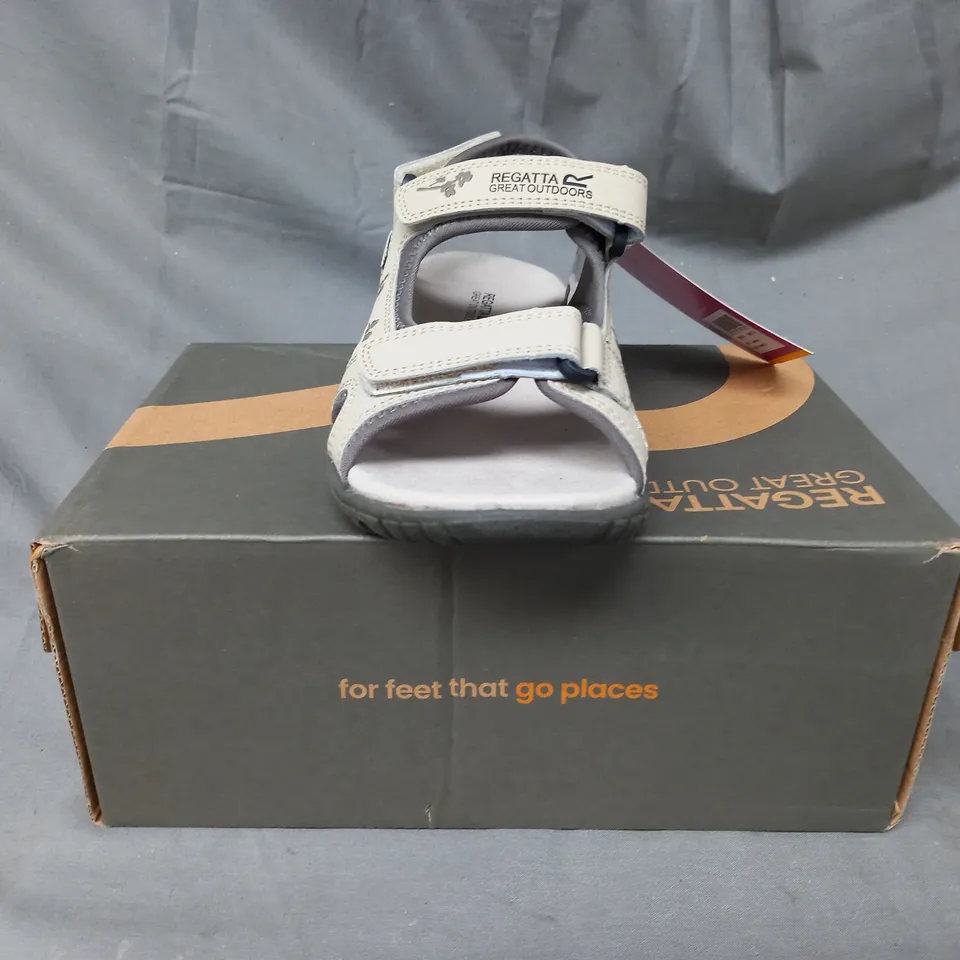 BOXED PAIR OF REGATTA LADY HARIS OPEN TOE SANDALS IN PARCHMENT/TREETOP UK SIZE 4