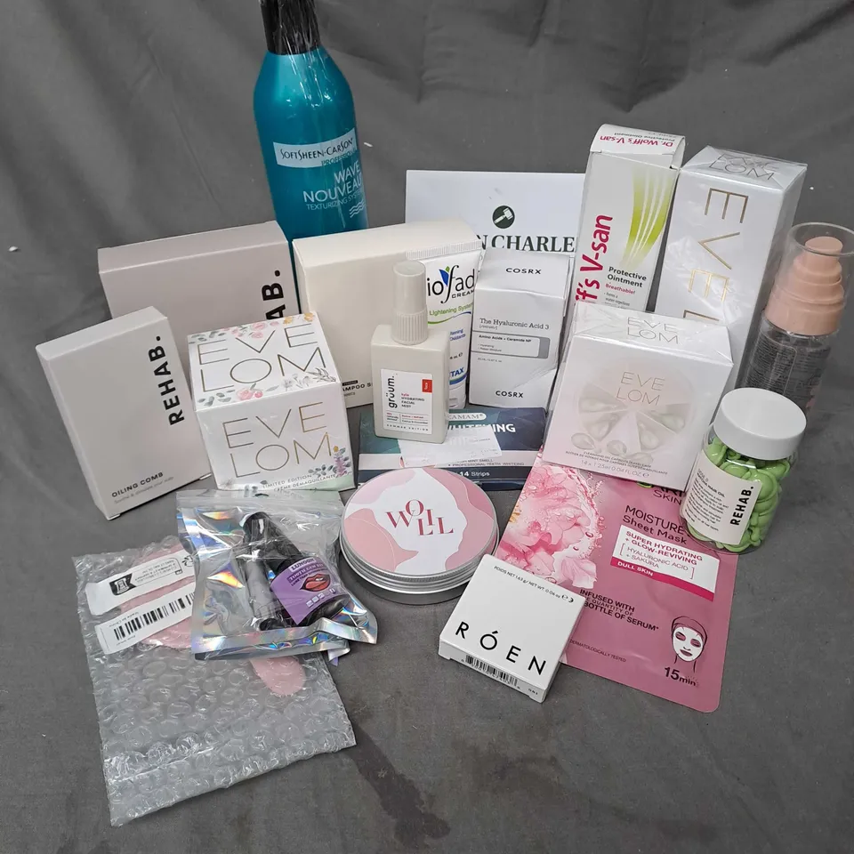 APPROXIMATELY 20 ASSORTED COSMETIC PRODUCTS TO INCLUDE REHAB. SHAMPOO & CONDITIONER SHEETS, EVELOM CLEANSER, COSRX HYALURONIC ACID SERUM, ROEN DISCO EYE ETC
