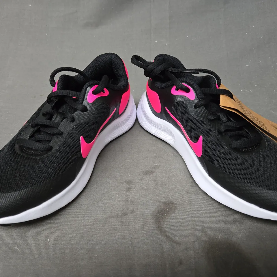 BOXED PAIR OF NIKE REVOLUTION 7 SHOES IN BLACK/PINK UK SIZE 1