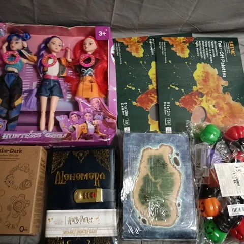LOT OF CHILDRENβS TOYS AND GAMES INCLUDING FASHION DOLLS TO INCLUDE HARRY POTTER DIARY, DINOSAUR-THEMED BOX, AND ASSORTED SMALL ITEMS
