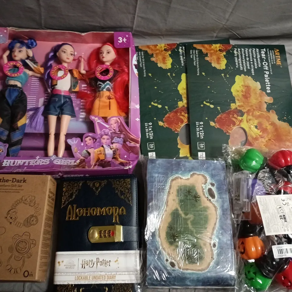 LOT OF CHILDREN’S TOYS AND GAMES INCLUDING FASHION DOLLS TO INCLUDE HARRY POTTER DIARY, DINOSAUR-THEMED BOX, AND ASSORTED SMALL ITEMS