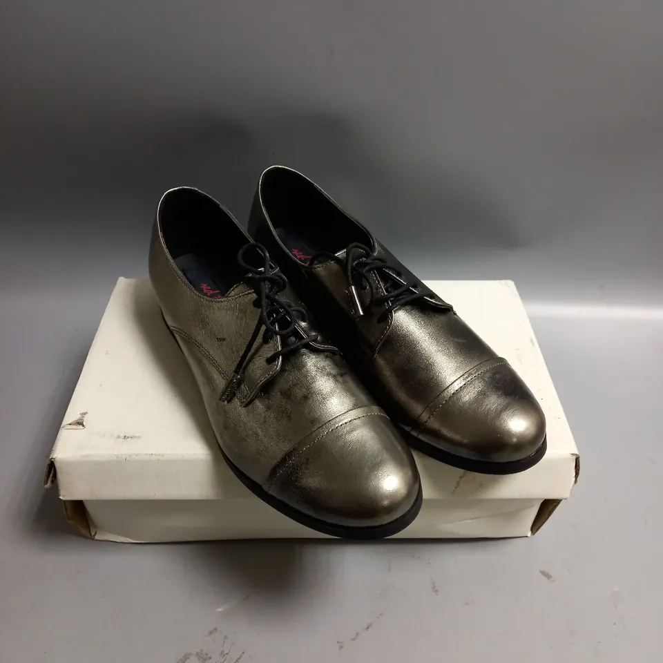 BOXED VIVIAN BROGUE LADIES LACE UP SHOES METALLIC. SIZE 5