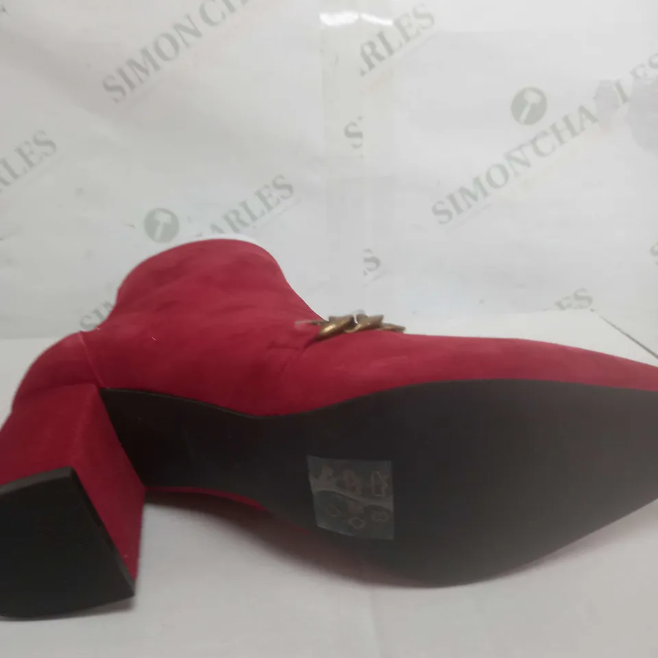 BEN DE LISI CHAIN LINK SUEDE ANKLE BOOT SIZE 6