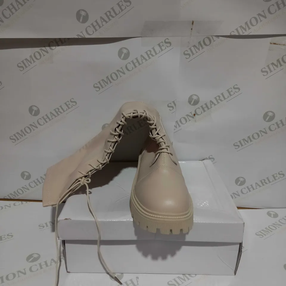 LACE-UP FRONT CHUNKY HEELED COMBAT BOOTS IN BEIGE - UE 40