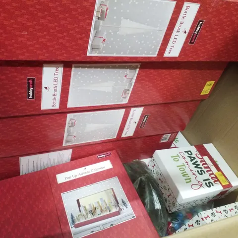 PALLET CONTAINING ASSORTED CHRISTMAS PRODUCTS & DECORATIONS INCLUDING BOTTLE BRUSH LED TREES, POP UP ADVENT CALENDARS, CHRISTMAS GIFT BOXES & WREATHS