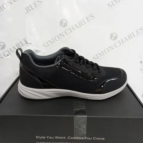 BOXED VIONIC AGILE CASSIS ZIP TRAINER IN BLACK - SIZE 5