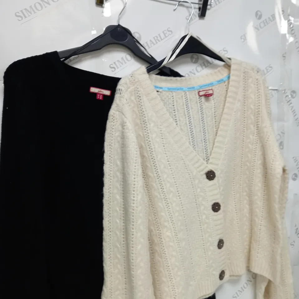 BOX OF APPROXIMATELY 10 ASSORTED CLOTHING ITEMS TO INCLUDE JEANS, JUMPERS, TOPS ETC