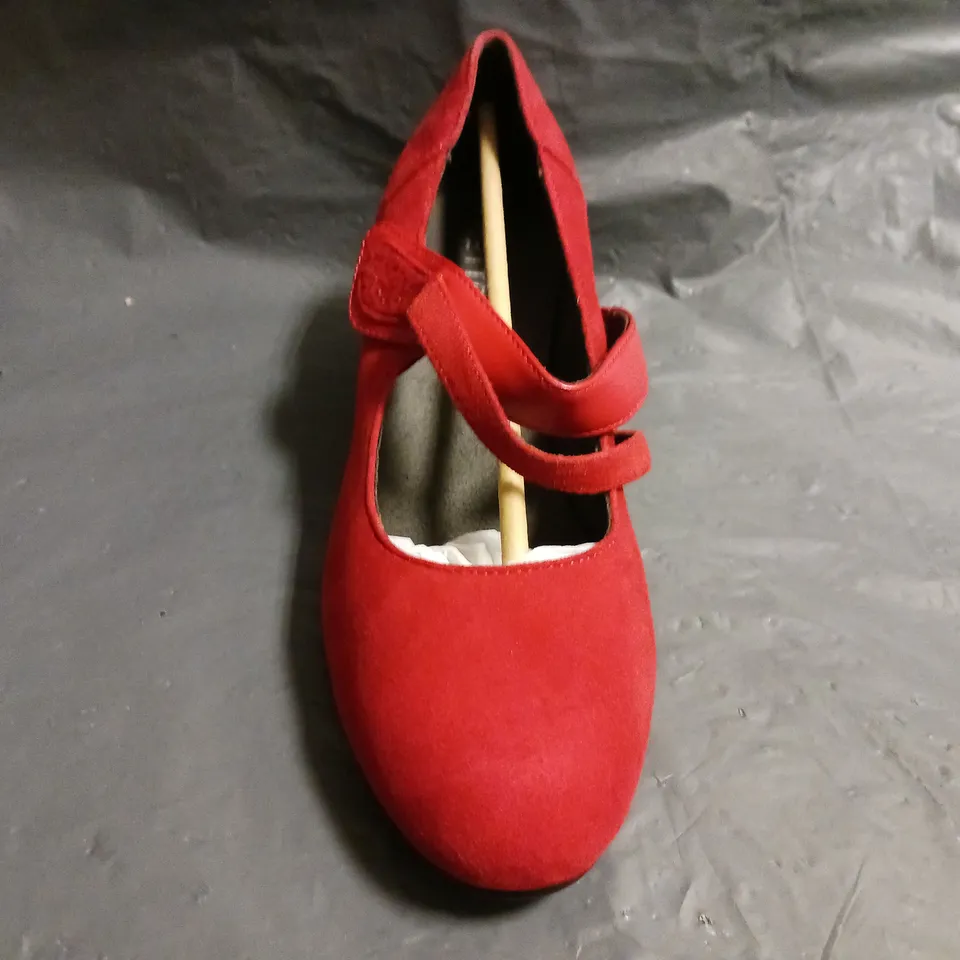 BOXED PAIR OF HOTTER LOW BLOCK HEEL SHOES IN RED SIZE UK 7