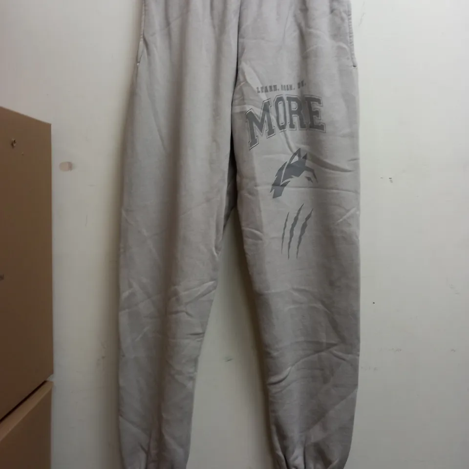 ALPHALETE UNISEX EARTH DYE GRAPHIC JOGGERS IN SILVER - MEDIUM