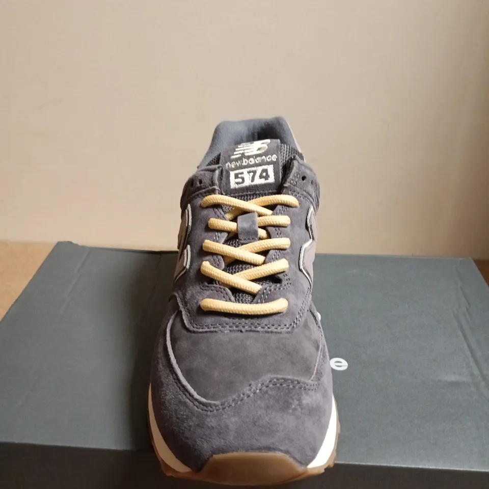 BOXED PAIR OF NEW BALANCE 574 GREY SUEDE TRAINERS – UK 8 (US 9)