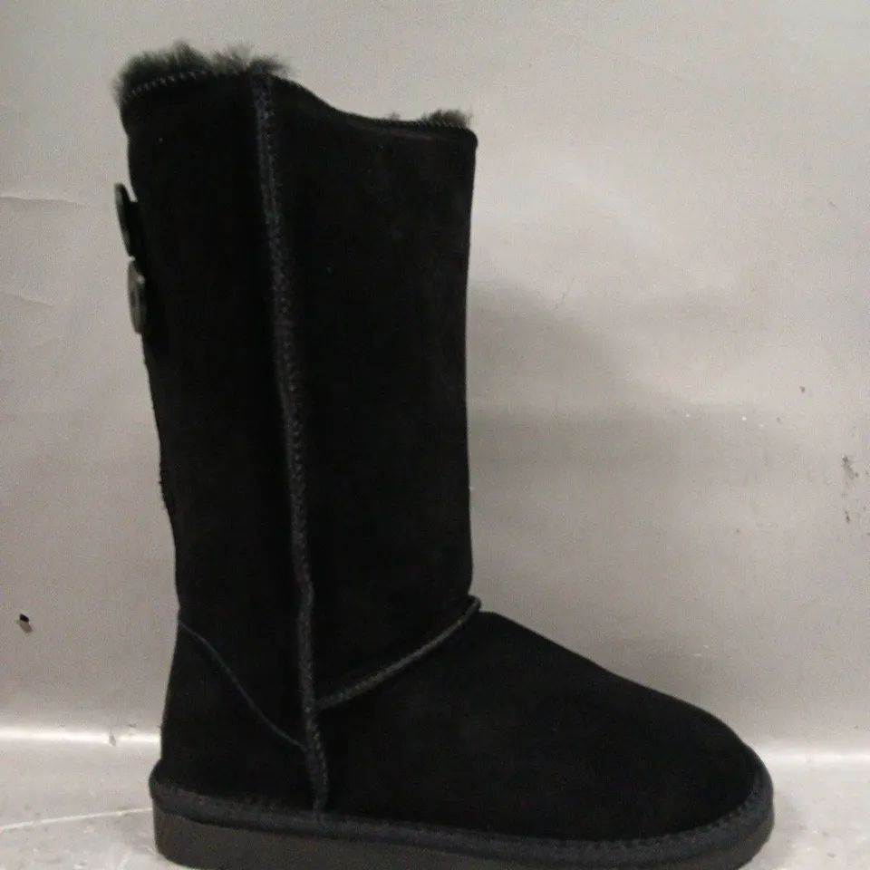 BOXED PAIR OF SNOW KNEE-HIGH BOOTS IN BLACK SIZE UK 6