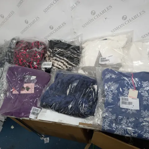 LOT OF APPROX 25 TO INCLUDE TSHIRTS, ETC