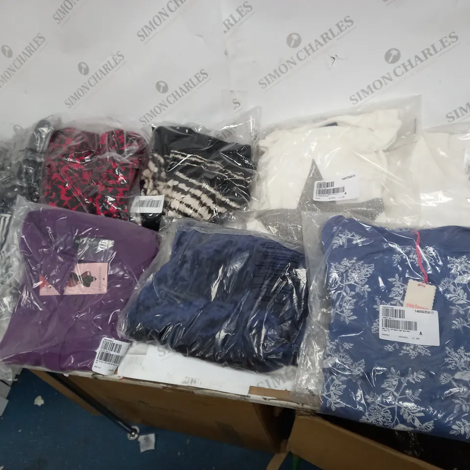 LOT OF APPROX 25 TO INCLUDE TSHIRTS, ETC