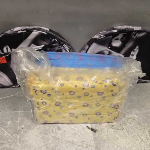 APPROXIMATELY 100 ASSORTED MAKE-UP BAGS IN VARIOUS DESIGNS 