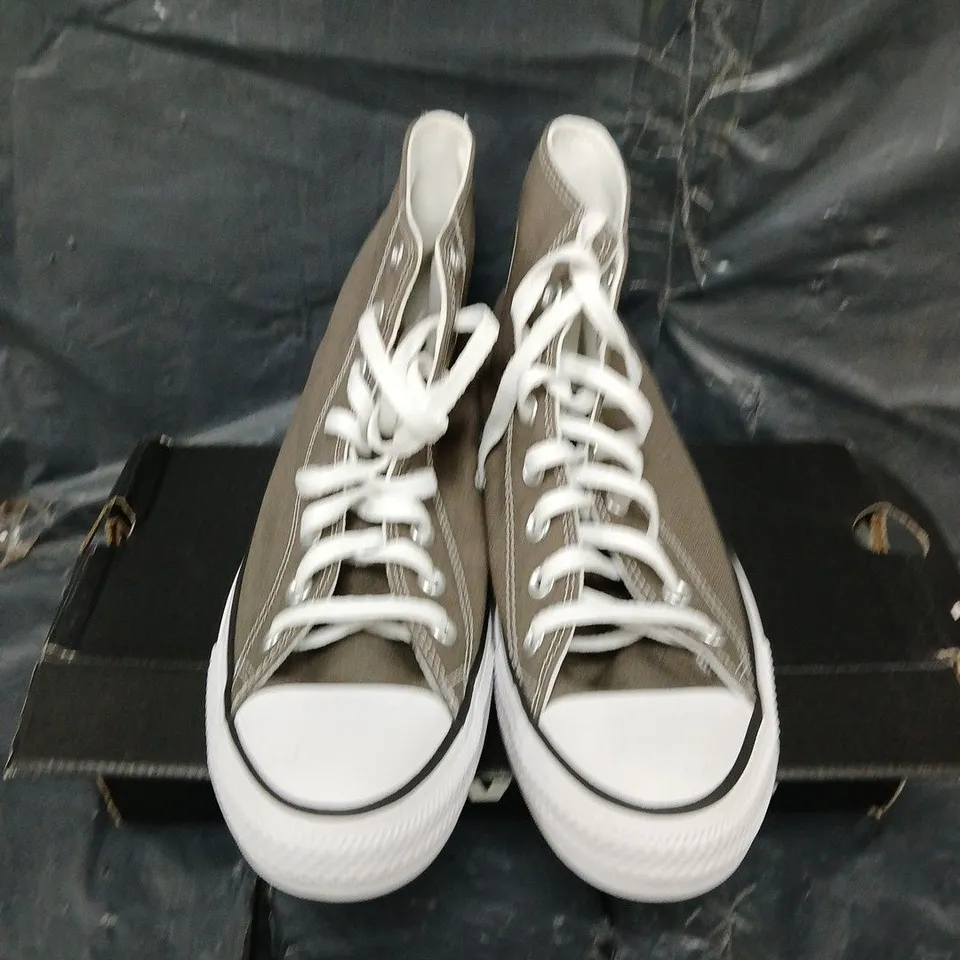 BOXED PAIR OF CONVERSE CHUCK HIGH TOP SHOES - UK SIZE 8.5