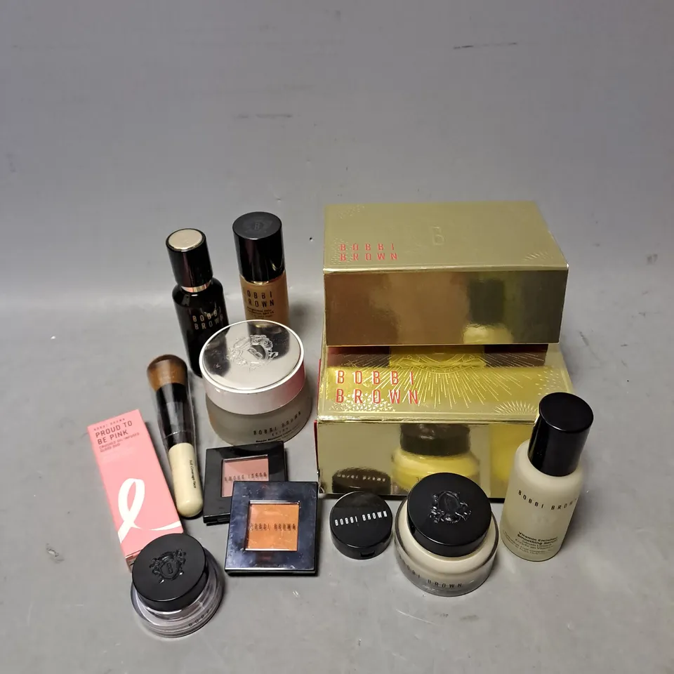 APPROXIMATELY 10 ASSORTED BOBBI BROWN COSMETIC PRODUCTS TO INCLUDE - VITAMIN ENRICHED SMOOTHING SERUM - FACE BASE - EYE BASE - ETC