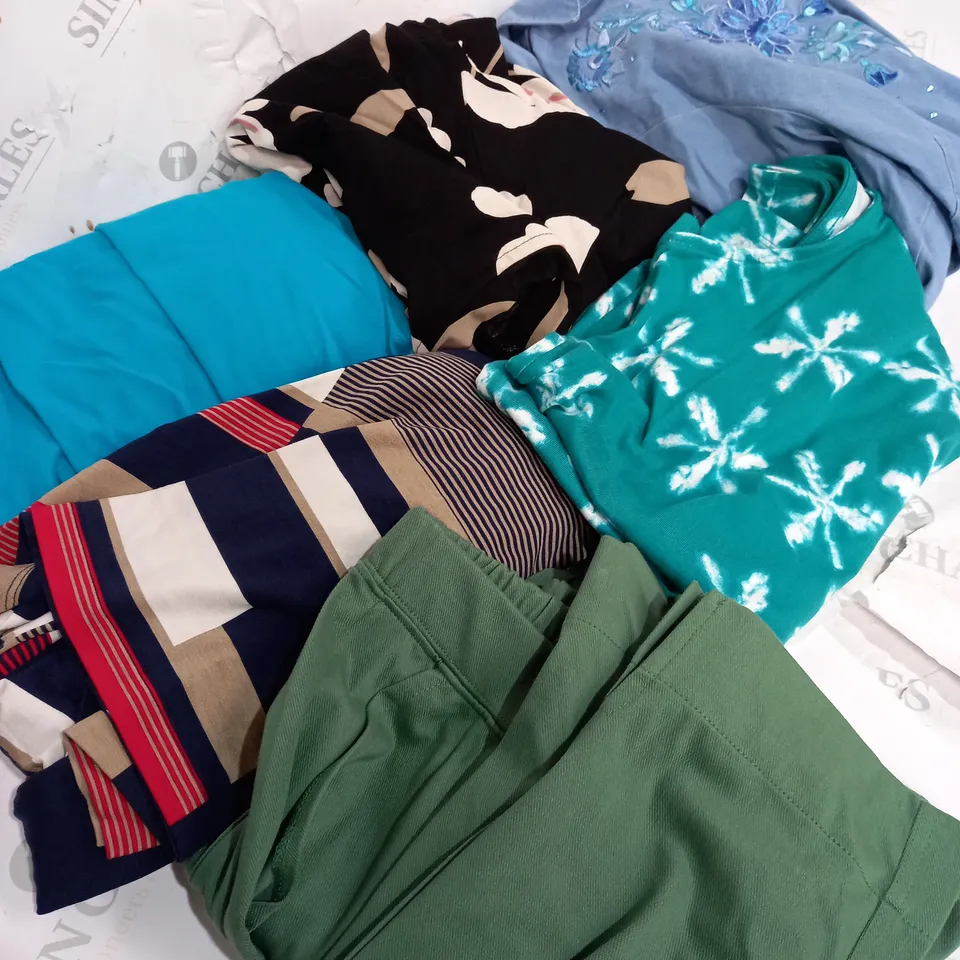 BOX OF APPROXIMATELY 15 ASSORTED CLOTHING ITEMS TO INCLUDE TOPS, PANTS, JACKETS ETC
