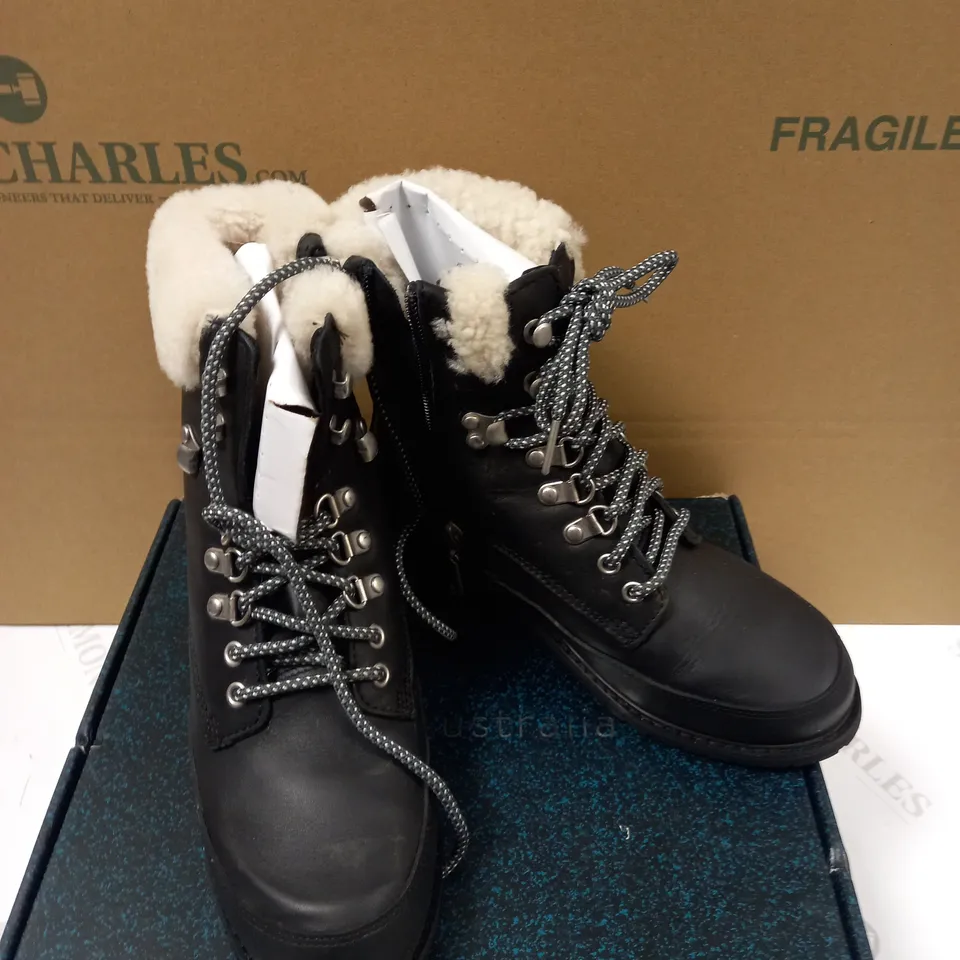 EMU OKAB BOOTS BLACK - SIZE 5