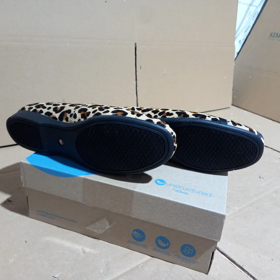 CLARKS DARCEY EASE LEOPARD STYLE LOAFERS SIZE 6