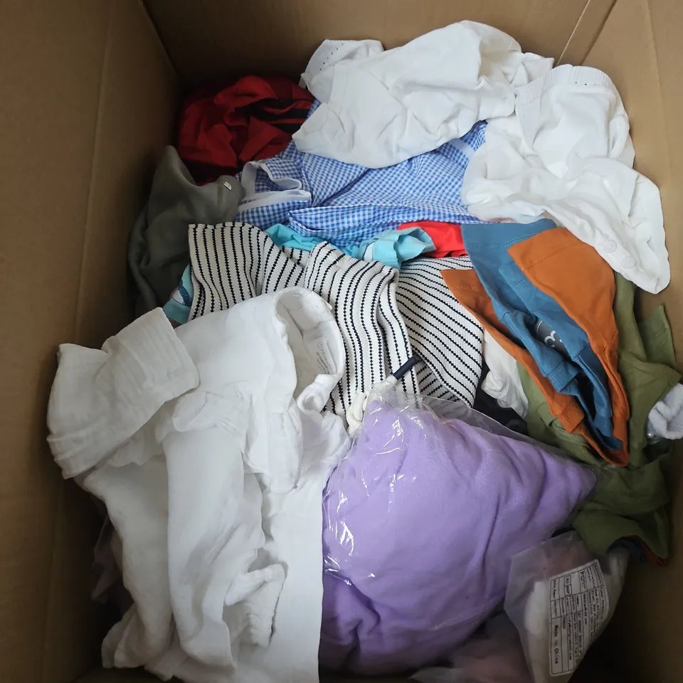 BOX OF APPROXIMATELY 30 ASSORTED KIDS CLOTHING ITEMS TO INCUDE - COVERALL, JACKET, RASH VEST, ETC