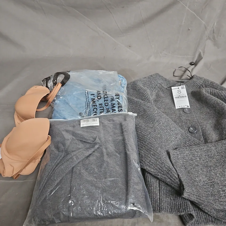 APPROXIMATELY 25 ASSORTED CLOTHING PRODUCTS IN VARIOUS STYLES & SIZES TO INCLUDE JUMPERS, T-SHIRTS, DRESSES ETC