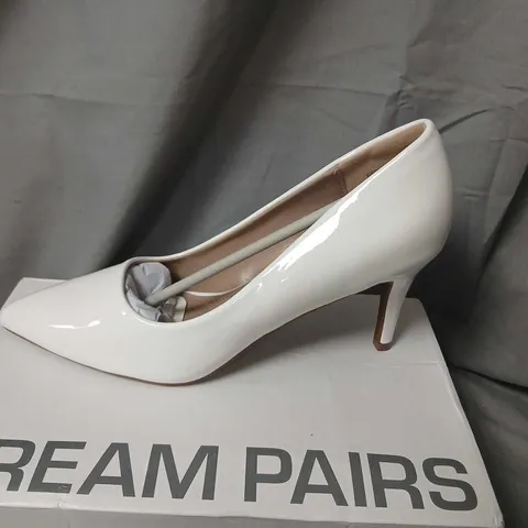 DREAM PAIRS WHITE PATENT HIGH-HEEL PUMPS, UK 7 (US 9)