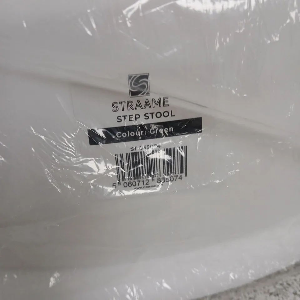STRAAME STEP STOOL – COLOUR: GREEN
