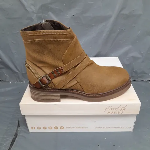 BOXED PAIR OF BLOWFISH MALIBU VEGAN NUBUCK BOOTS IN RUST SIZE 6