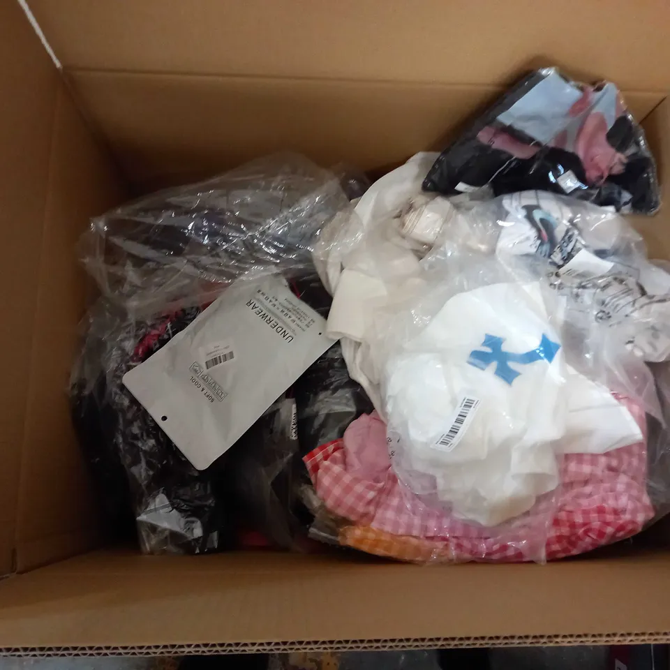 LARGE QUANTITY OF CLOTHING ITEMS TO INCLUDE DRESSES, SWEATERS, JEANS, T-SHIRTS, ETC