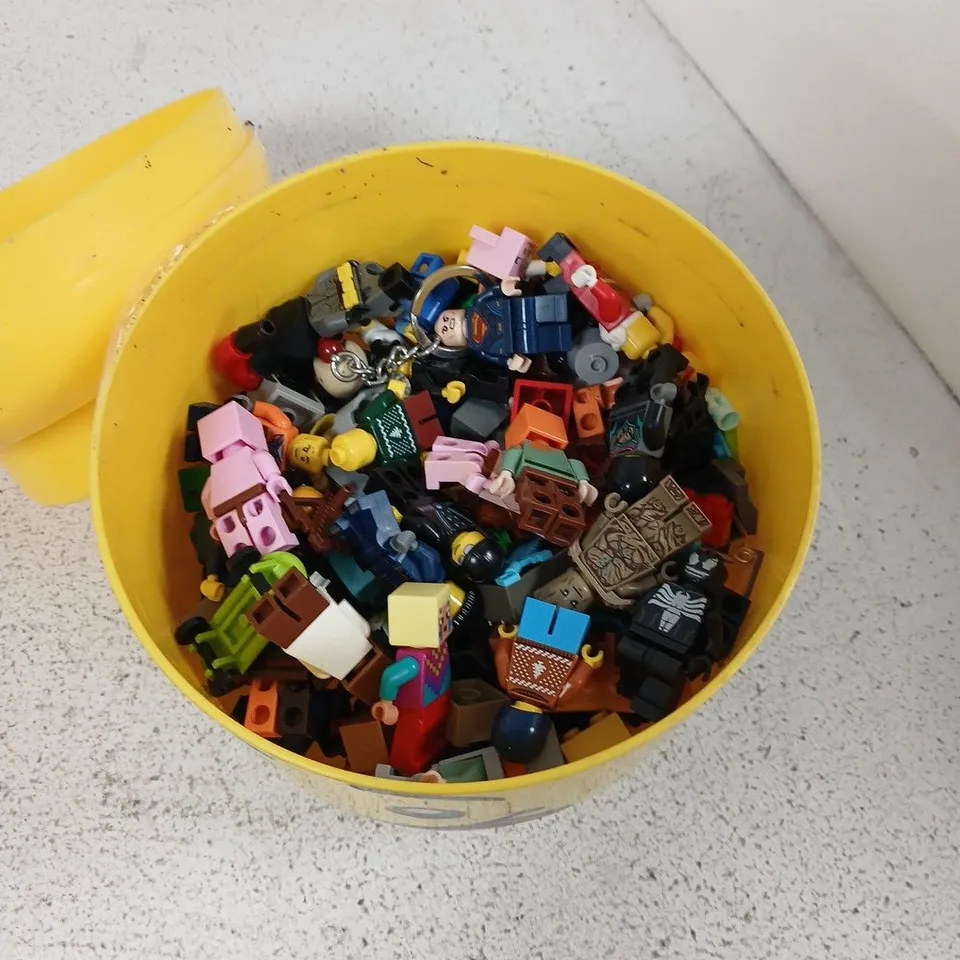 ASSORTED PLASTIC BUILDING BRICKS WITH MINIFIGURE PARTS IN YELLOW BUCKET (TOYS & GAMES)