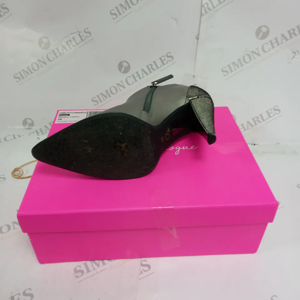 BOXED PAIR OF DANNII MINOGUE METALLIC HEELS
